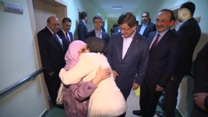 Başbakan Davutoğlu'ndan 'Anneler Günü'nde Huzurevi Ziyareti