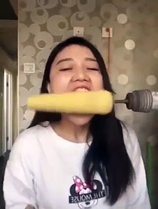 Elle mange un épi de maïs mais elle va le regretter !