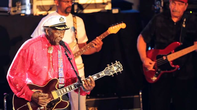 St. Louis: Chuck Berry performs Sweet Little Sixteen