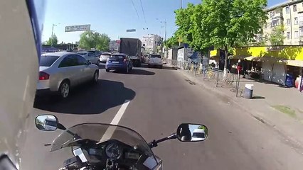 Un motard poursuit un voleur et récupère un sac à main