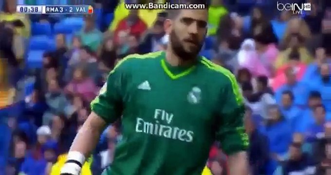 André Gomes marca golão do meio da rua