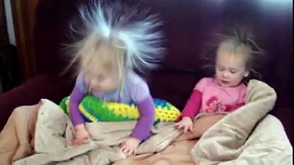 2 gamins très content de leur nouvelle coupe de cheveux