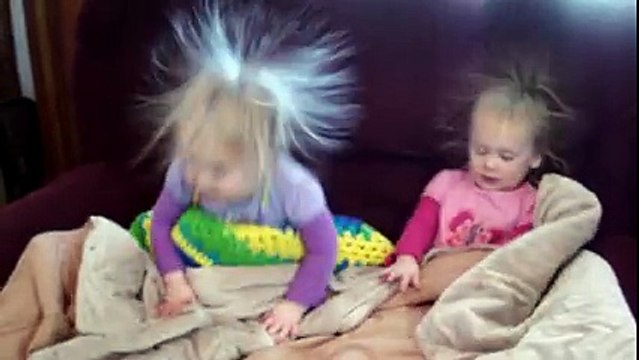 2 gamins très content de leur nouvelle coupe de cheveux