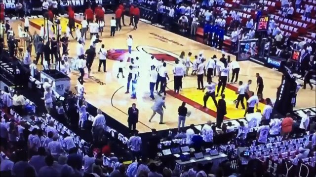 Un joueur de Basketball s'entraîne pendant l'hymne canadien... Dwayne Wade FAIL