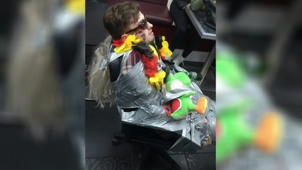 Scotché sur une chaise roulante pour aller en boite de nuit