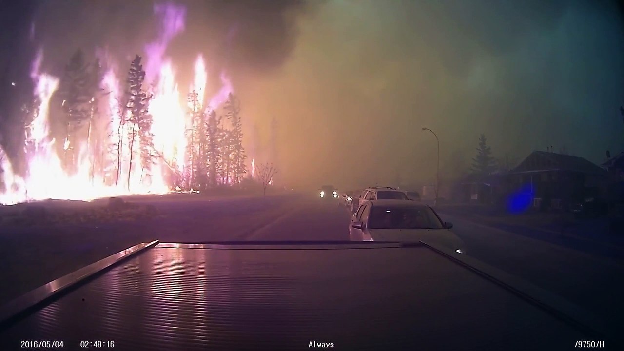 Les canadiens qui quittent calmement Fort McMurray dans les flammes