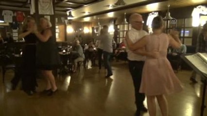 Hem Tatil Yapıyorlar Hem Tango Öğreniyorlar