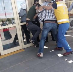 Acil serviste tekme tokat kavga