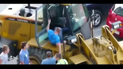 Ivre, il casse des voitures avec son engin de chantier