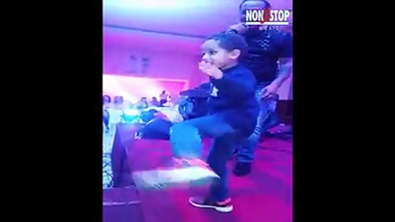 تفرج ولد سمير لوصيف شعمل فوق الركح معا بوه ملا سلعة