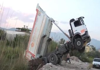 Kamyon şaha kalktı, sürücü mahsur kalktı