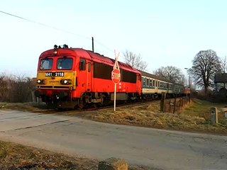 M41 2118 indul egy vegyes személyvonattal
