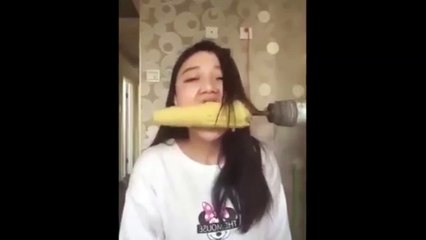 Elle s'arrache les cheveux en tentant le "corn drill challenge"