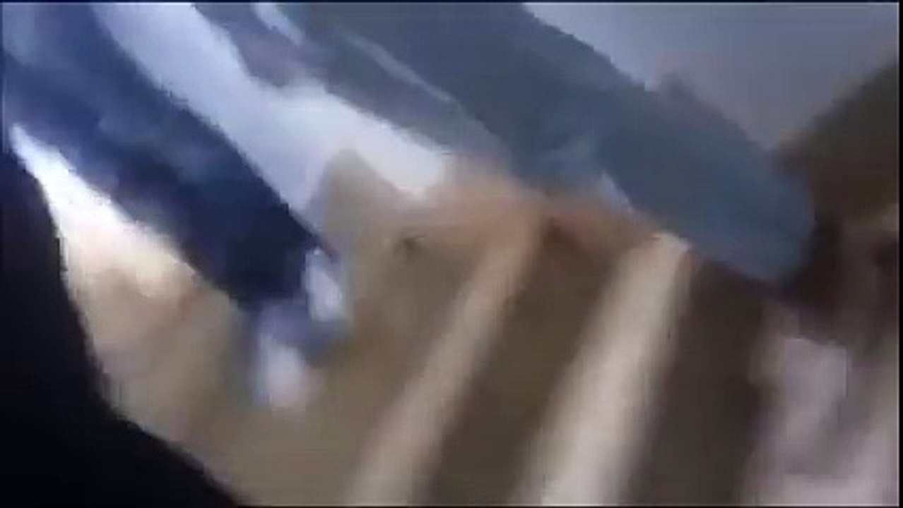 مقطع صادم لتعنيف مواطن و الإعتداء عليه ماديا و لفظيا و سب للجلالة و للأم و كلام بذيء من قبل أعوان بو