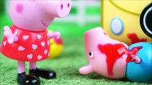 Pig George da Família Peppa Pig Quebra o Braço em Acidente de Carro! Em Portugues KidsToys