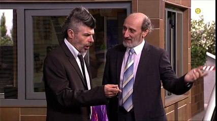 Enrique despierta la envidia de los vecinos con su nuevo coche eléctrico en "La que se avecina"