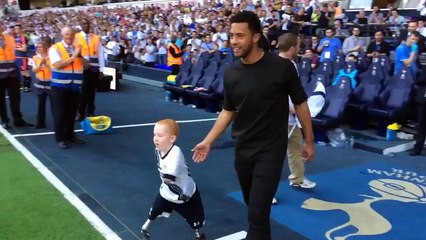 Mousa Dembele invited an 8-year-old fan with prosthetic legs onto the Spurs pitch
