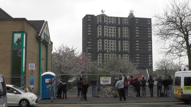 Un bus bloque la vue d'une démolition d'immeuble au mauvais moment.. Gros Photobomb !