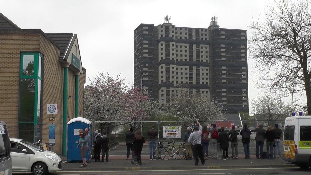 Un bus bloque la vue d'une démolition d'immeuble au mauvais moment.. Gros Photobomb !