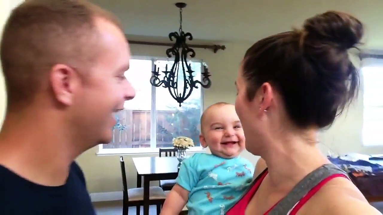 Ce bébé rit quand ses parents font quelque chose de totalement naturel !