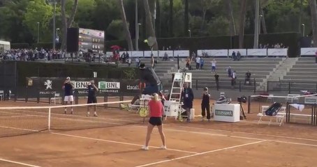 L'incroyable smash de Gael Monfils en sautant au-dessus de Daria Gavrilova - Rome Masters