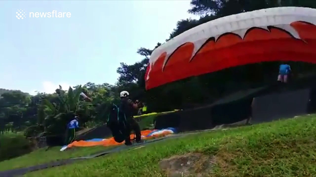 Paragliding take off nealy goes dangerously wrong