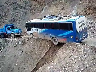 Bus a punto de caer al abismo en Peru