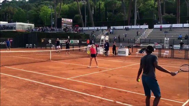 Gaël Monfils smatch en sautant au dessus de Daria Gavrilova ! Dingue