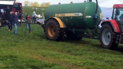 Un agriculteur répand du lisier pour faire fuir des manifestants
