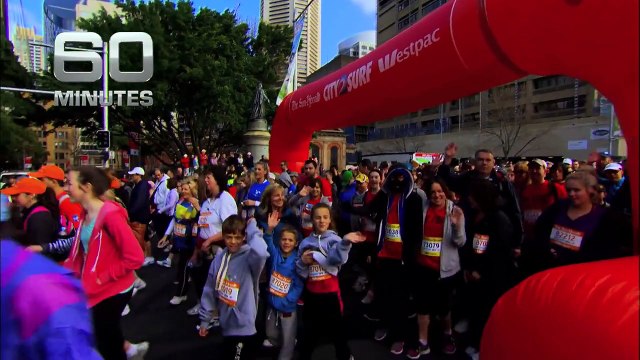 Une grande brûlée porte un masque pendant 2 ans, aujourd'hui son amoureux la voit sans son masque pour la première fois!
