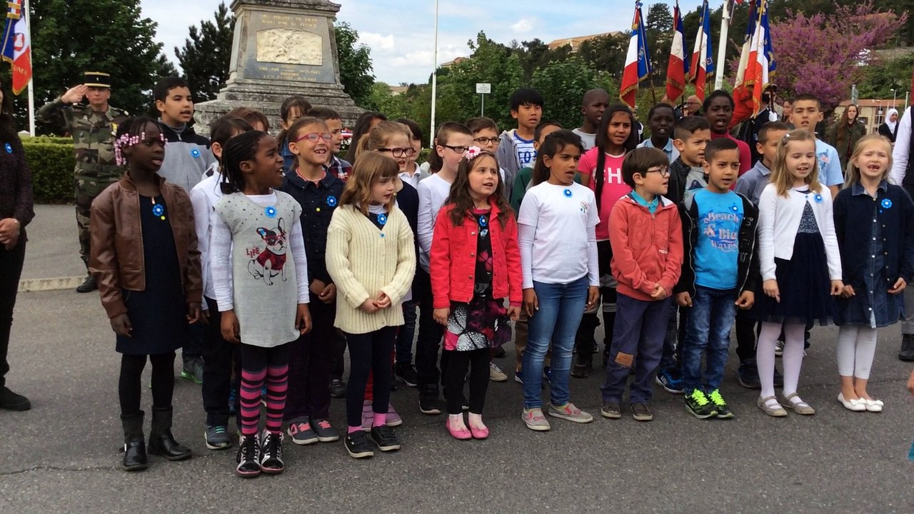 La marseillaise interprétée par les élèves de l'école Joseph Reinach à l'occasion de la cérémonie du 8  mai 2016
