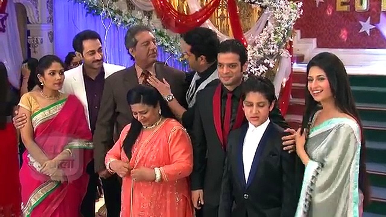 Ishita Saves Pihu's Life And Hugs Her - Ye Hai Mohabbatein - Star Plus