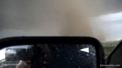 Une impressionnante tornade filmée de très près