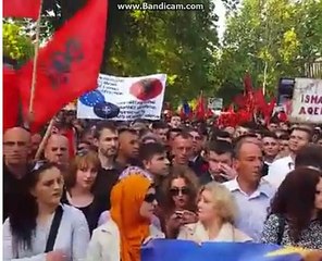 Protestuesit thërasin UÇK, UÇK