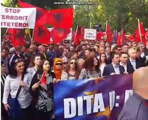 Protestës i prinë Kim Memeti dhe dy fëmijë me veshje kombëtare (Foto+VIDEO)