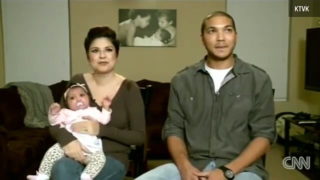 Durante il parto della moglie, il marito guarda la mano del medico. Quello che scopre è impensabile...