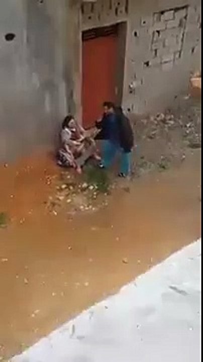 رجل يعتدى على زوجته بالضرب المبرح ويتركها في الشارع للمارة ويرحل