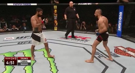Deux combattants MMA se font un câlin