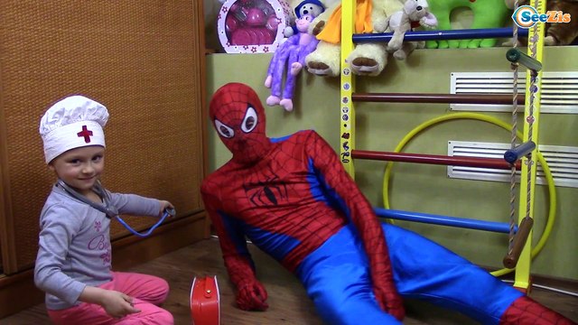Spiderman vs Batman. Ярослава лечит Человека Паука. Видео для детей. Tiki Taki Kids