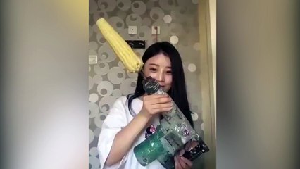 En Voulant Manger Un Épi De Maïs Avec Une Perceuse, Elle S'arrache Une Grosse Mèche De Cheveux De Sa Tête !