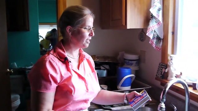 Elle enflamme l'eau de son robinet et se fait une belle frayeur !