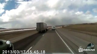 Ветер переворачивает грузовик