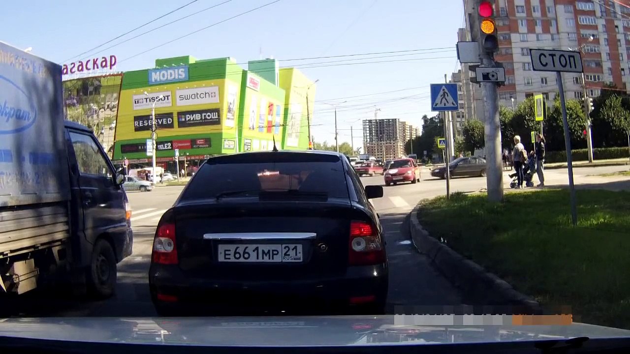 Бесстрашный дед на танке