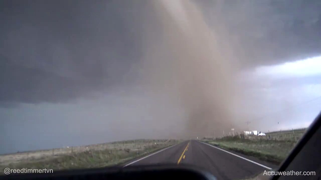La Tornade arrive et il est à quelques mètres !! Complètement FOU !!