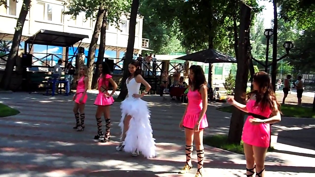 Cвадебный танец невесты и её подружек.