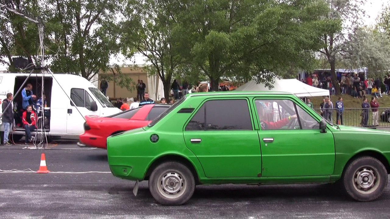 Pontiac Trans-Am Vs. Skoda 120L Drag Race HD