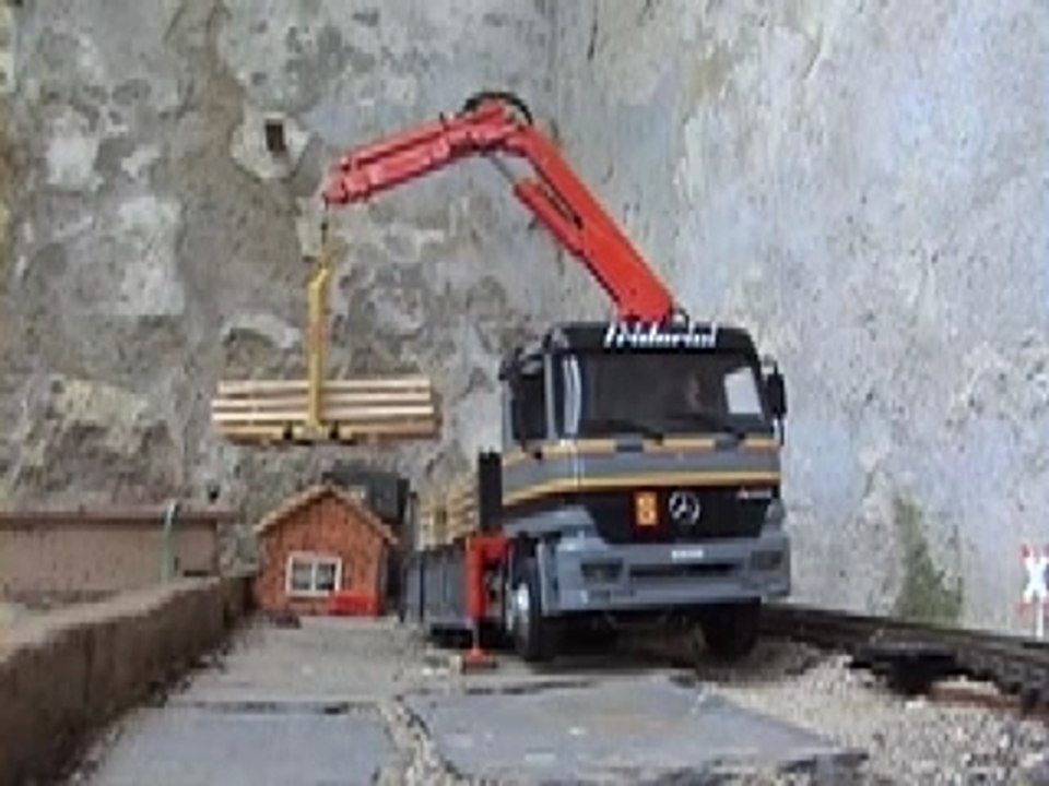 Camion RC avec grue hydraulique Leimbach