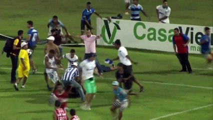 Brésil _ Un supporter laissé pour mort sur la pelouse