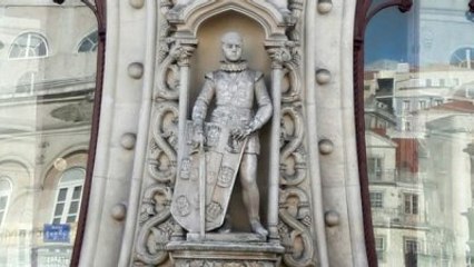 Lizbon'da Bir Turist Selfie Çekerken 126 Yıllık Heykeli Devirdi