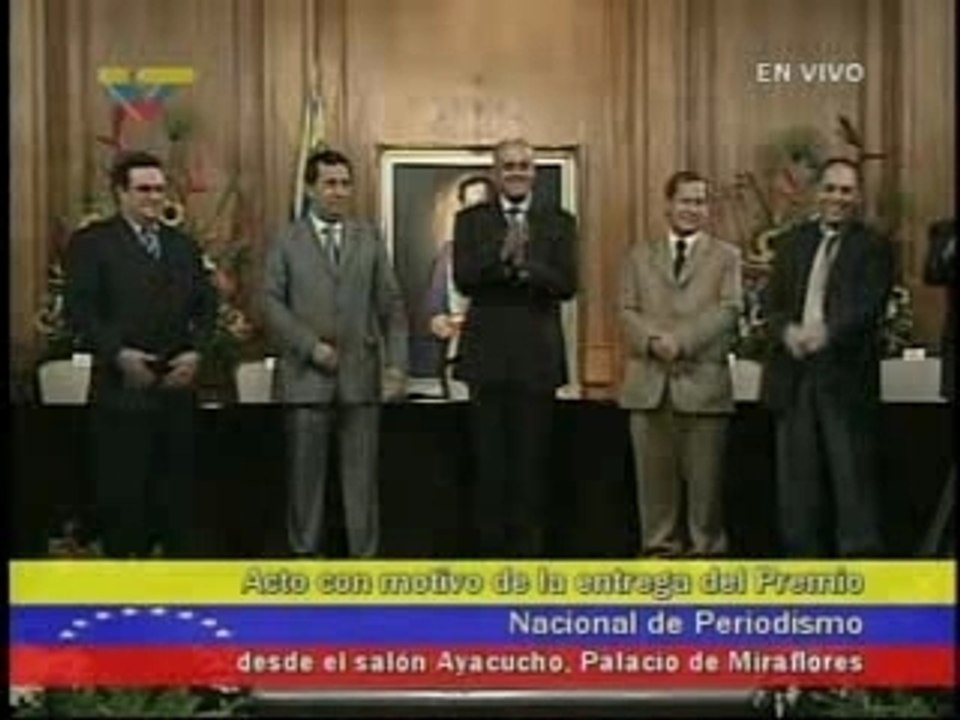 Vanessa Davies recibiendo el Premio Nacional de Periodismo